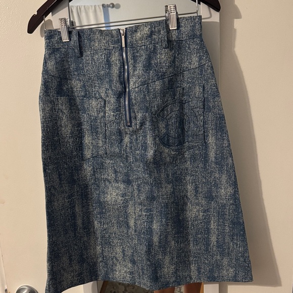 CHANEL Textured Blue Pencil Skirt - Picture 2 of 5